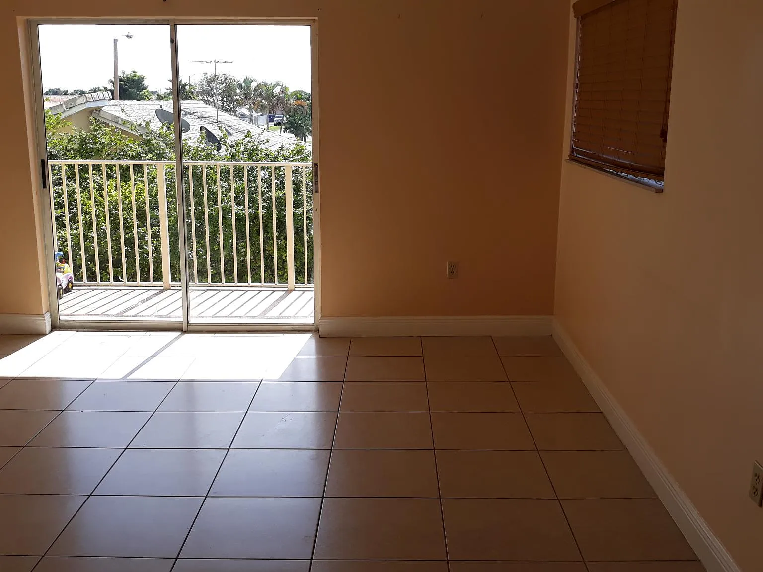 2 bed, 1.5 bath, 1025 sqft, $2,000 — Photo 3