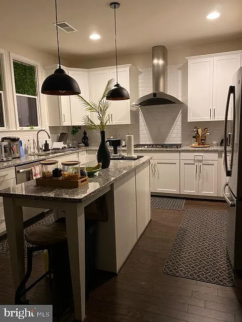 3 bed, 4.0 bath, 2200 sqft, $3,850 — Photo 2