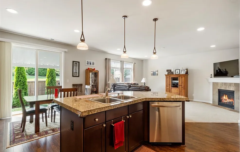 3 bed, 2.5 bath, 2019 sqft, $3,200 — Photo 4