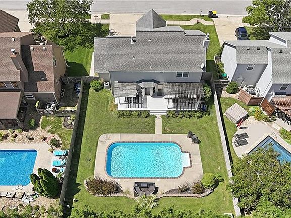 5th image of 3208 SW 8th St