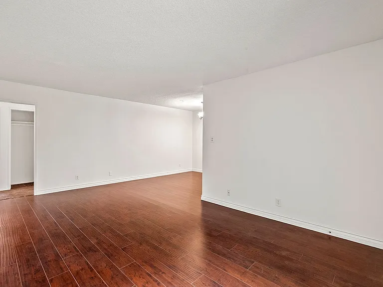 Spacious 2-Bedroom Apartment in Prime Location! One month free — Photo 17