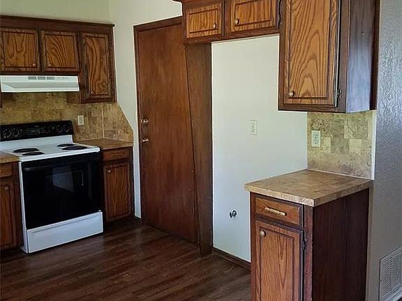 3rd image of 814 W Forest Dr