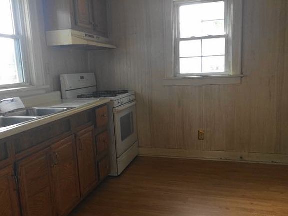 2nd image of 901 W Jefferson Blvd
