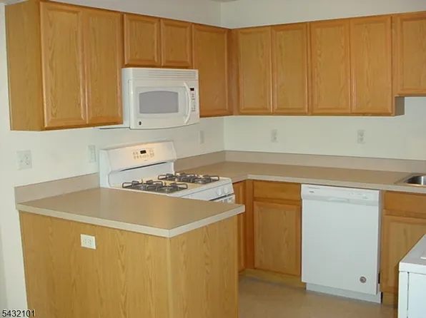 165 Falcon Ridge Way N, Hamburg, NJ 07419