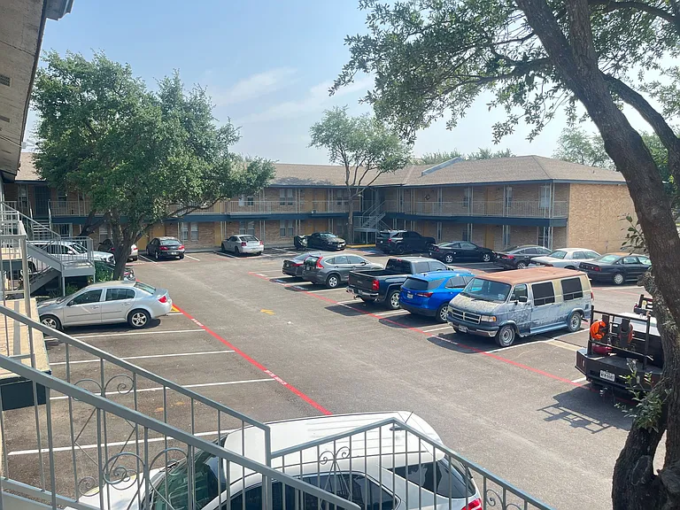 Town Oaks Apartments — Photo 7
