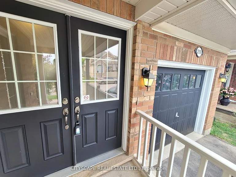 219 McGinnis Cres — Photo 5
