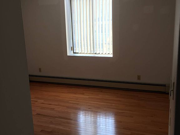 3rd image of 19 Howard St
