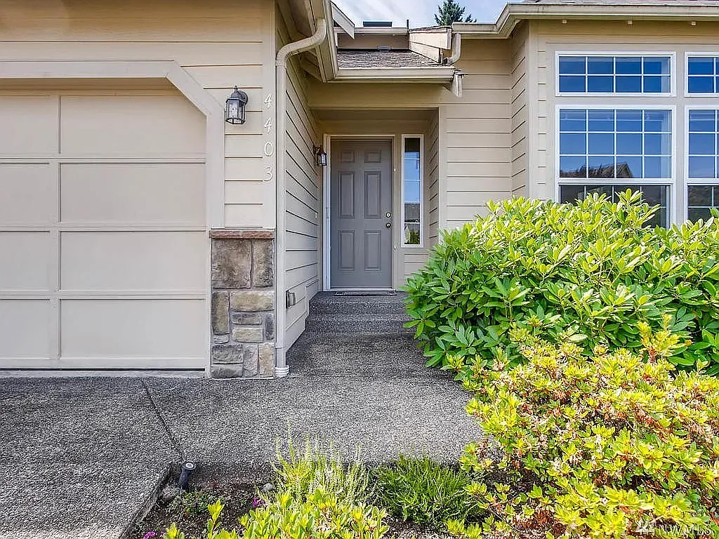 4 bed, 2.5 bath, 1900 sqft, $3,500 — Photo 3