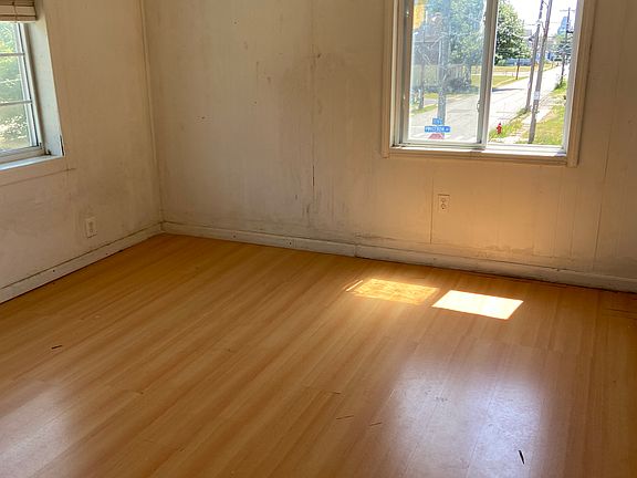 3rd image of 118 Kehr St #1