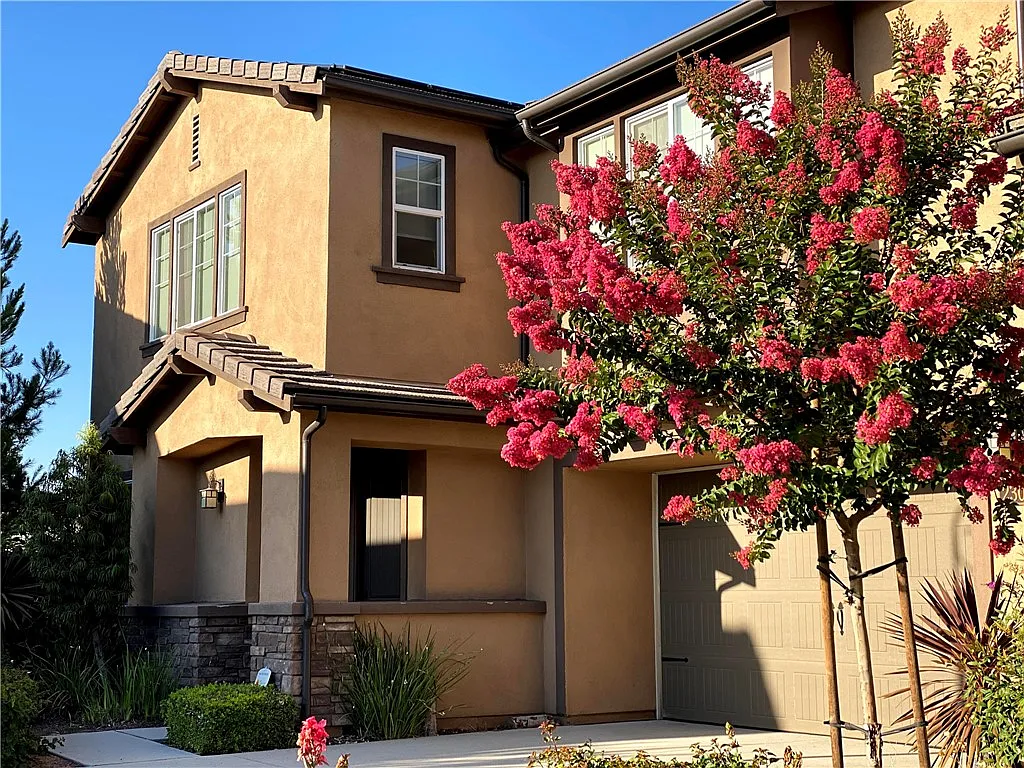 4 bed, 2245 sqft, $4,995 — Photo 2