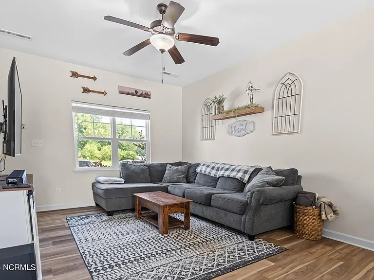 302 Justice Farm Dr — Photo 5