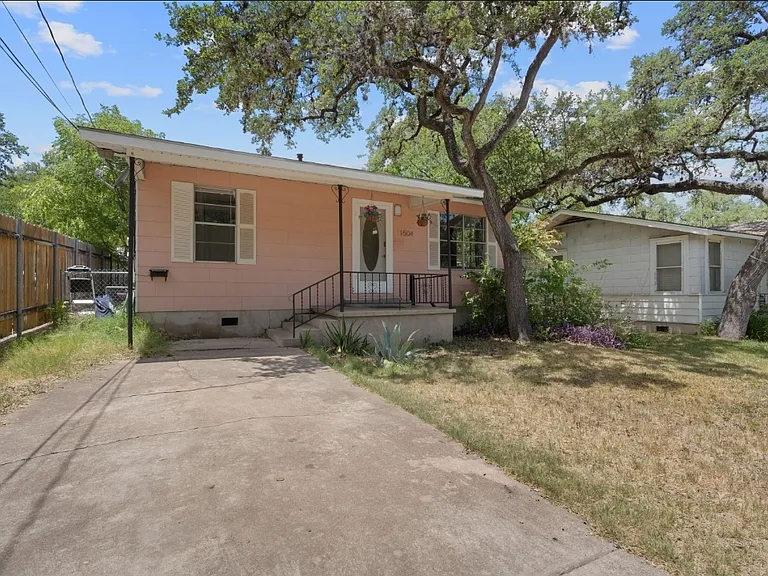 1504 Drake Ave — Photo 2