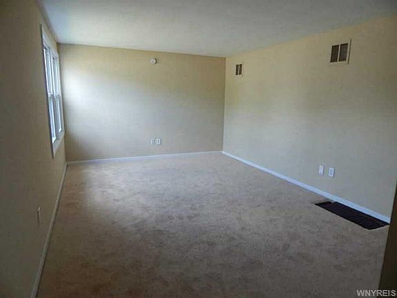 3rd image of 564 Niagara Falls Blvd