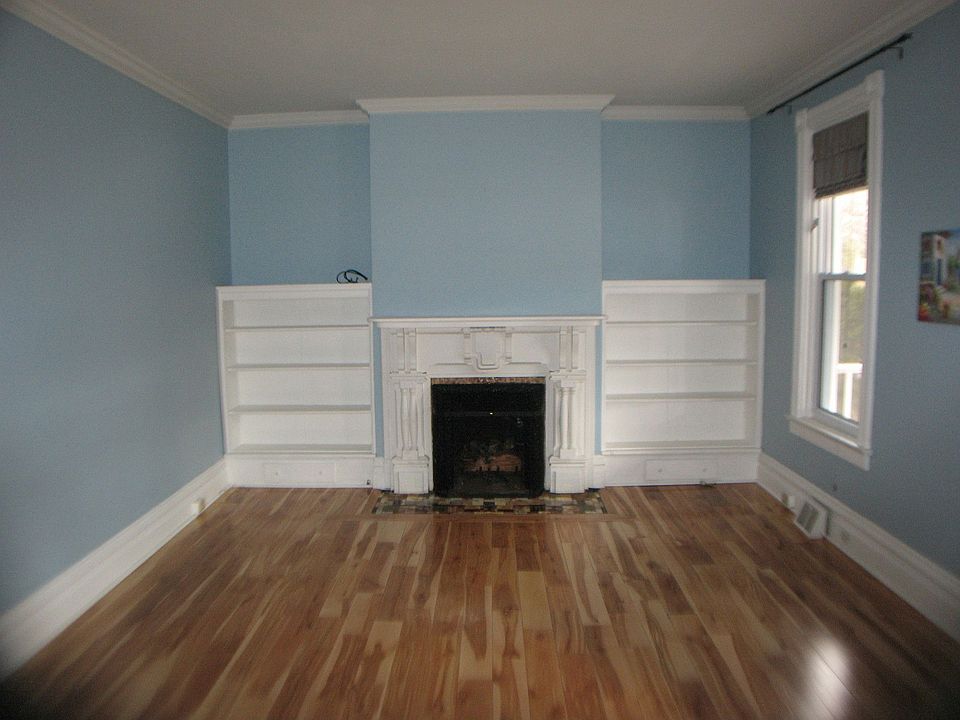 Spacious Living Room w/Built-In Bookcases and a Gas Fireplace 