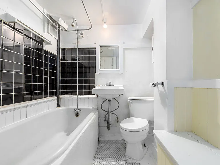 1086 Bute St — Photo 5