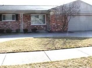 23360 Colonial Ct N, Saint Clair Shores, MI 48080