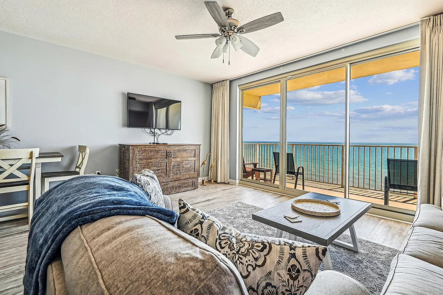1 bed, 2.0 bath, 904 sqft, $3,062 — Photo 1
