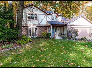 8916 Village Grove Dr, Fort Wayne, IN 46804