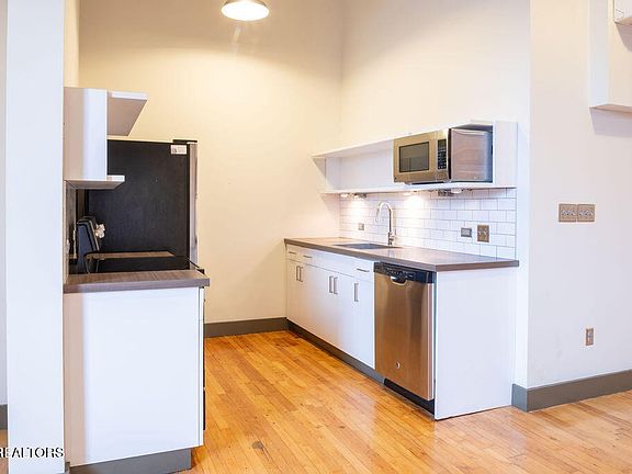 5th image of 222 N Central St #204