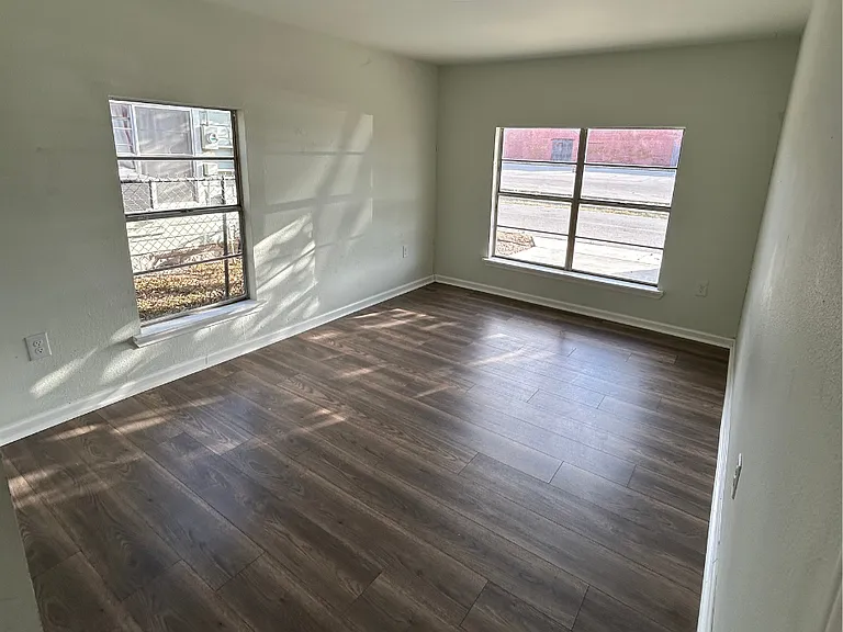 1202 Geronimo St — Photo 5