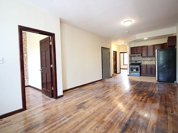 3rd image of 942 Glenmore Ave #2A