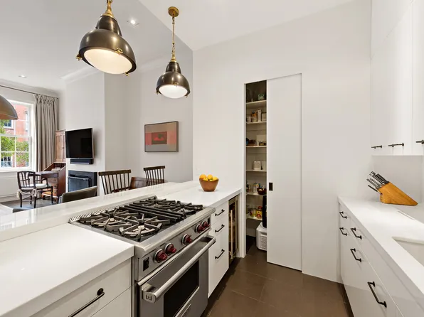 347 West 22nd Street image 4 of 13