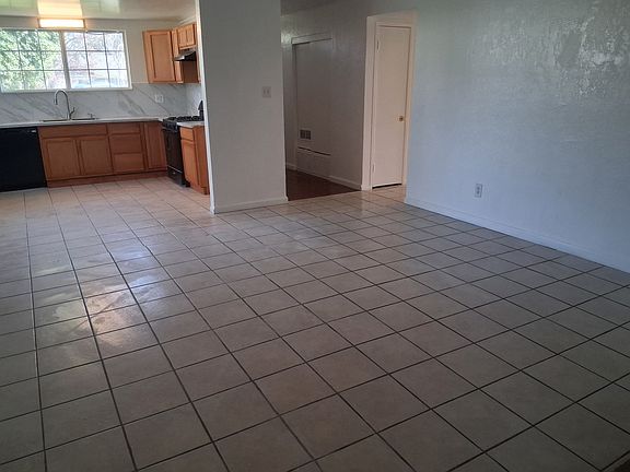 5th image of 810 Hill Ct