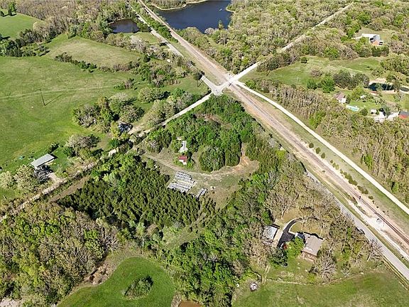 3rd image of 2654 N Mapleshade Rd