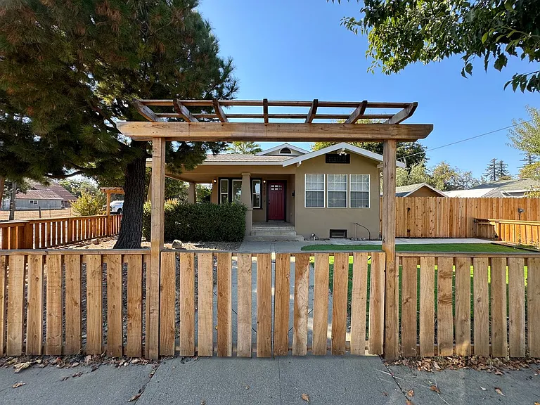 498 Johnston St — Photo 2