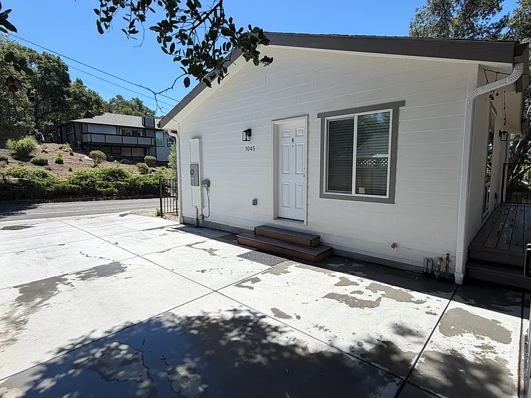 1045 East Ave — Photo 26