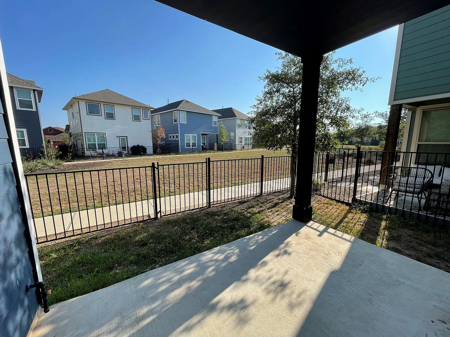 Beautifully Maintained Plum Creek Home in Gated Section! — Photo 3