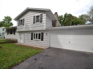 42 Country Gables Cir, Rochester, NY 14606