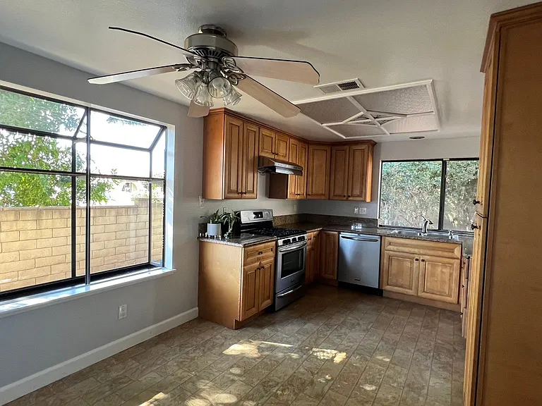 2910 S Bon View Ave — Photo 2