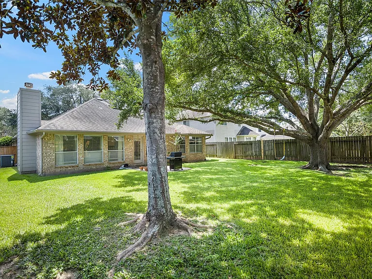 9719 Hawkins Ln — Photo 27