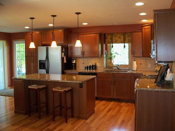 2nd image of 1352 Lakeview Ct