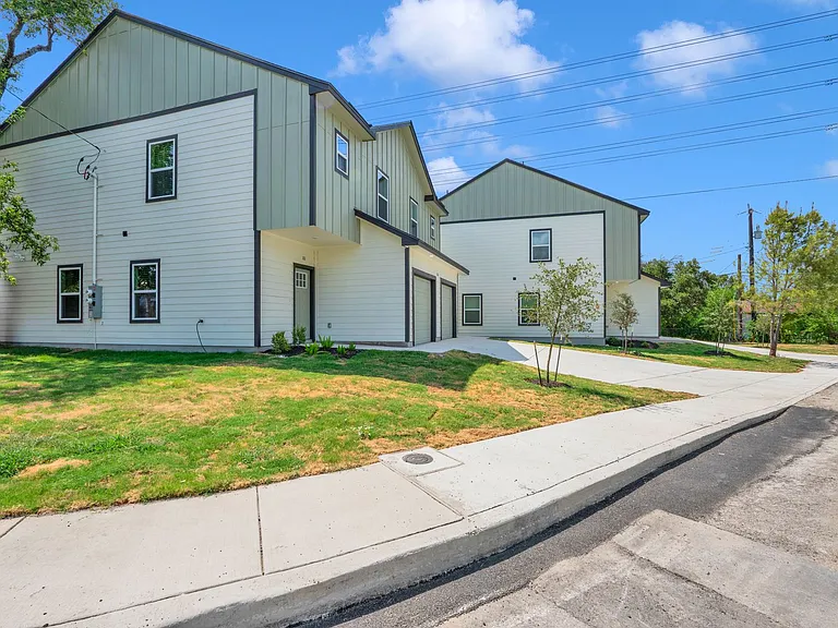 818 Empire St — Photo 20