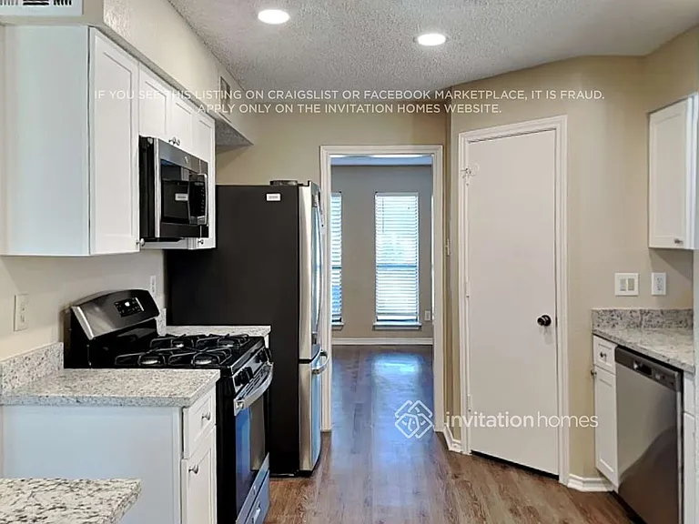 2032 Rochelle Ln — Photo 9