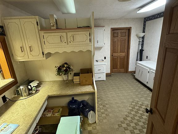 5th image of 1065 Greenbag Rd