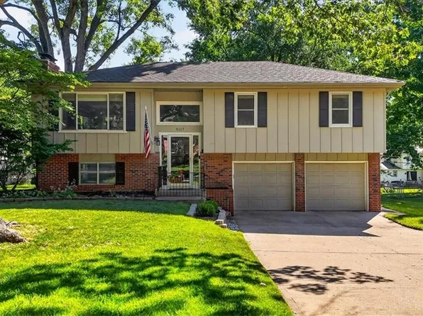 9117 Hayes Dr, Overland Park, KS 66212