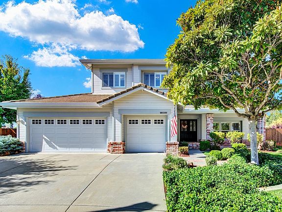 3rd image of 2907 Capilano Court