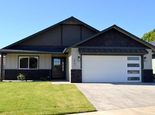2947 Naples Dr, Grants Pass, OR 97527