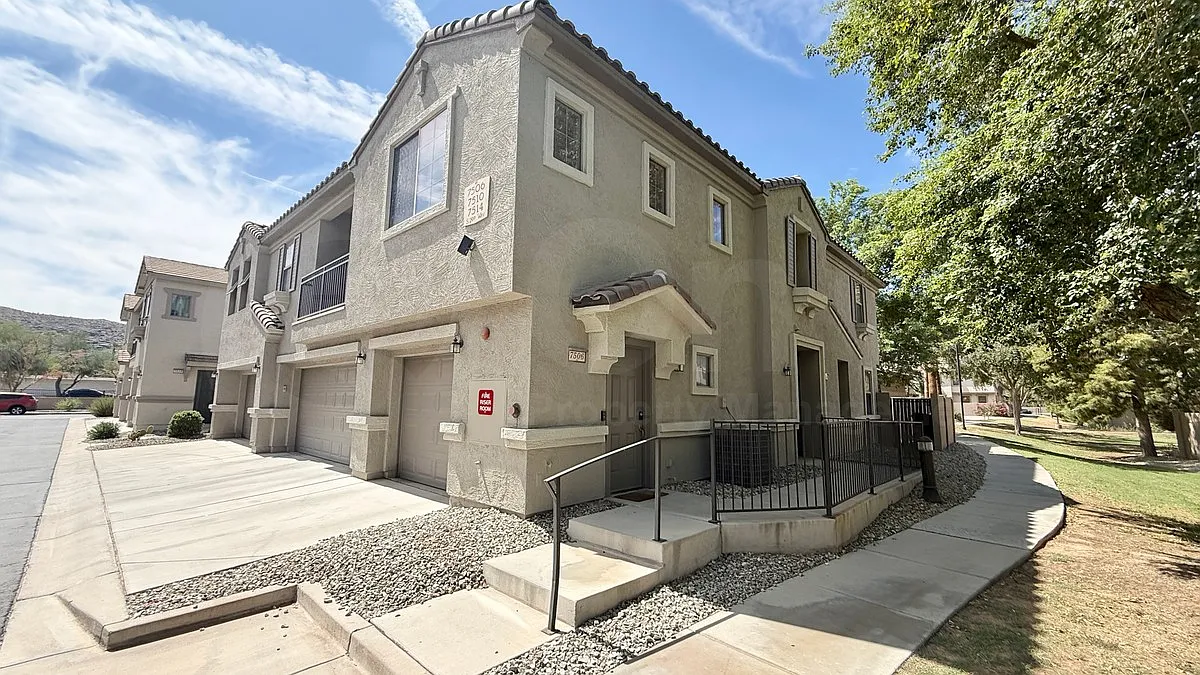 2 bed, 2.0 bath, 1205 sqft, $2,100 — Photo 2