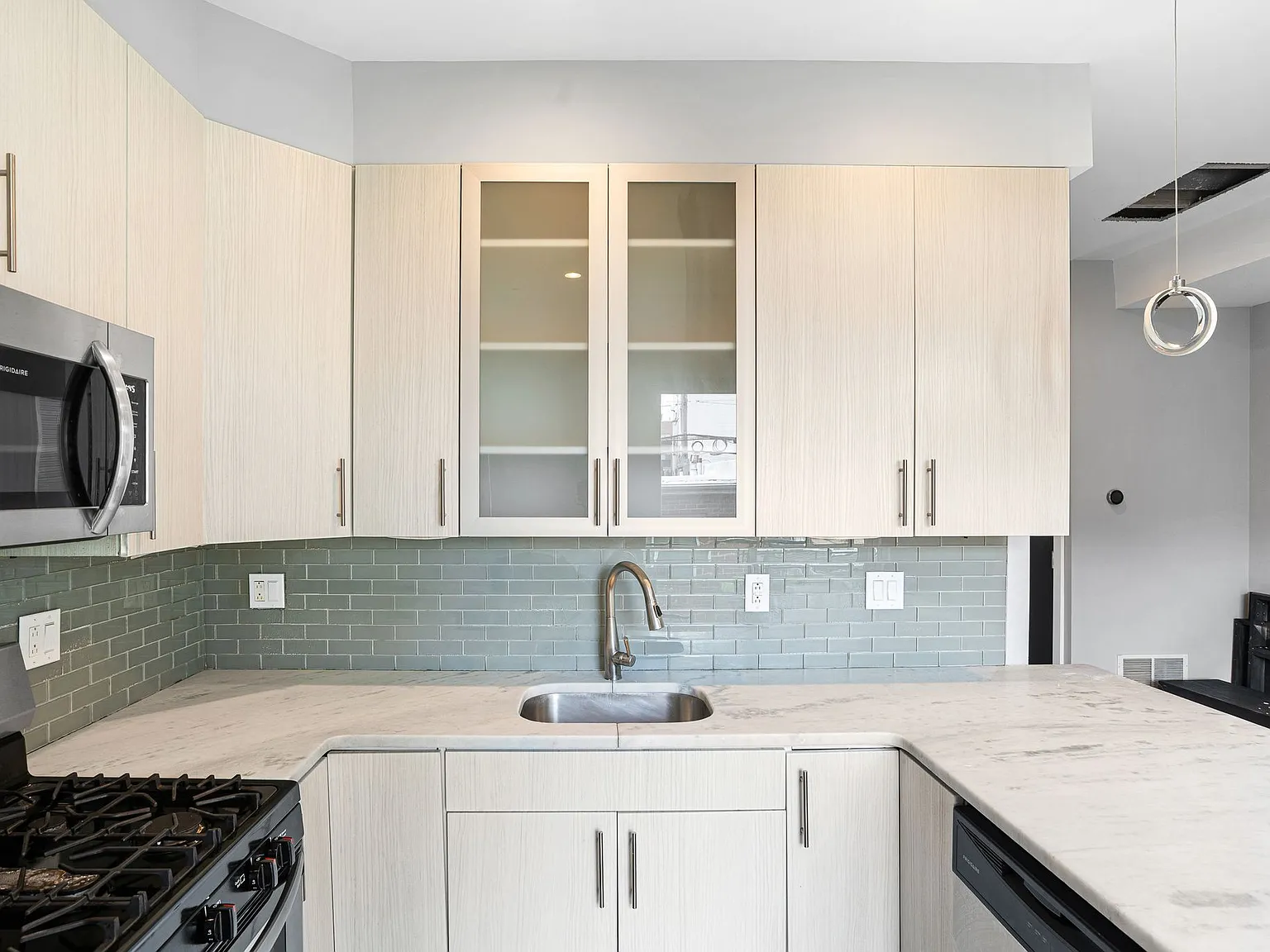 2 bed, 2.5 bath, 1050 sqft, $2,550 — Photo 4