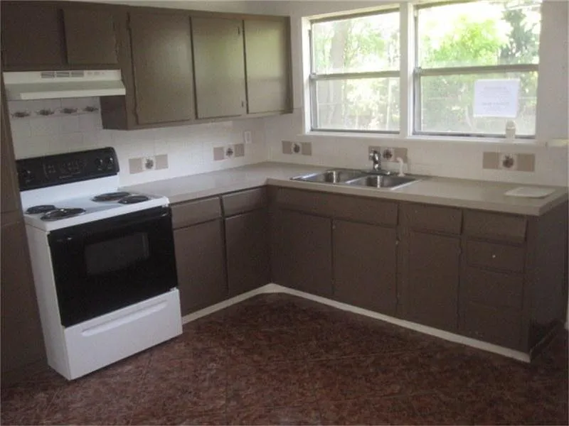 3 bed, 1.0 bath, 1220 sqft, $1,500 — Photo 2