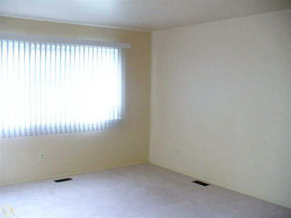4th image of 163 Parnacott Dr