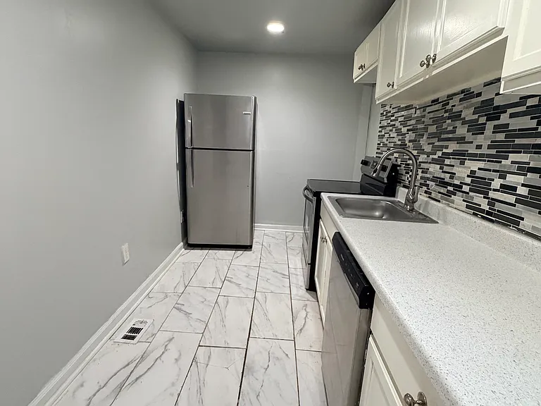 6030 Greenway Ave — Photo 18