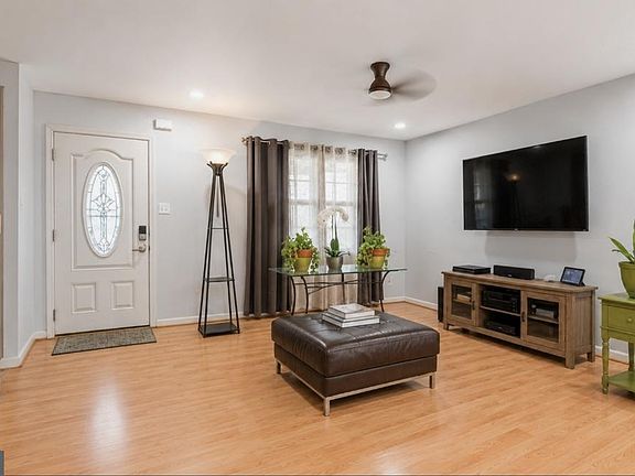 3rd image of 498 Valleywood Rd