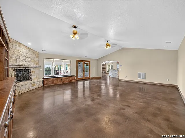 4 bed, 4.0 bath, 4482 sqft, $9,000 — Photo 4