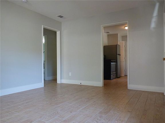 5th image of 4409 Leslie Ave
