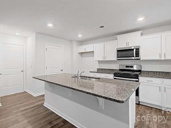 5th image of 77 Wildbrook Dr